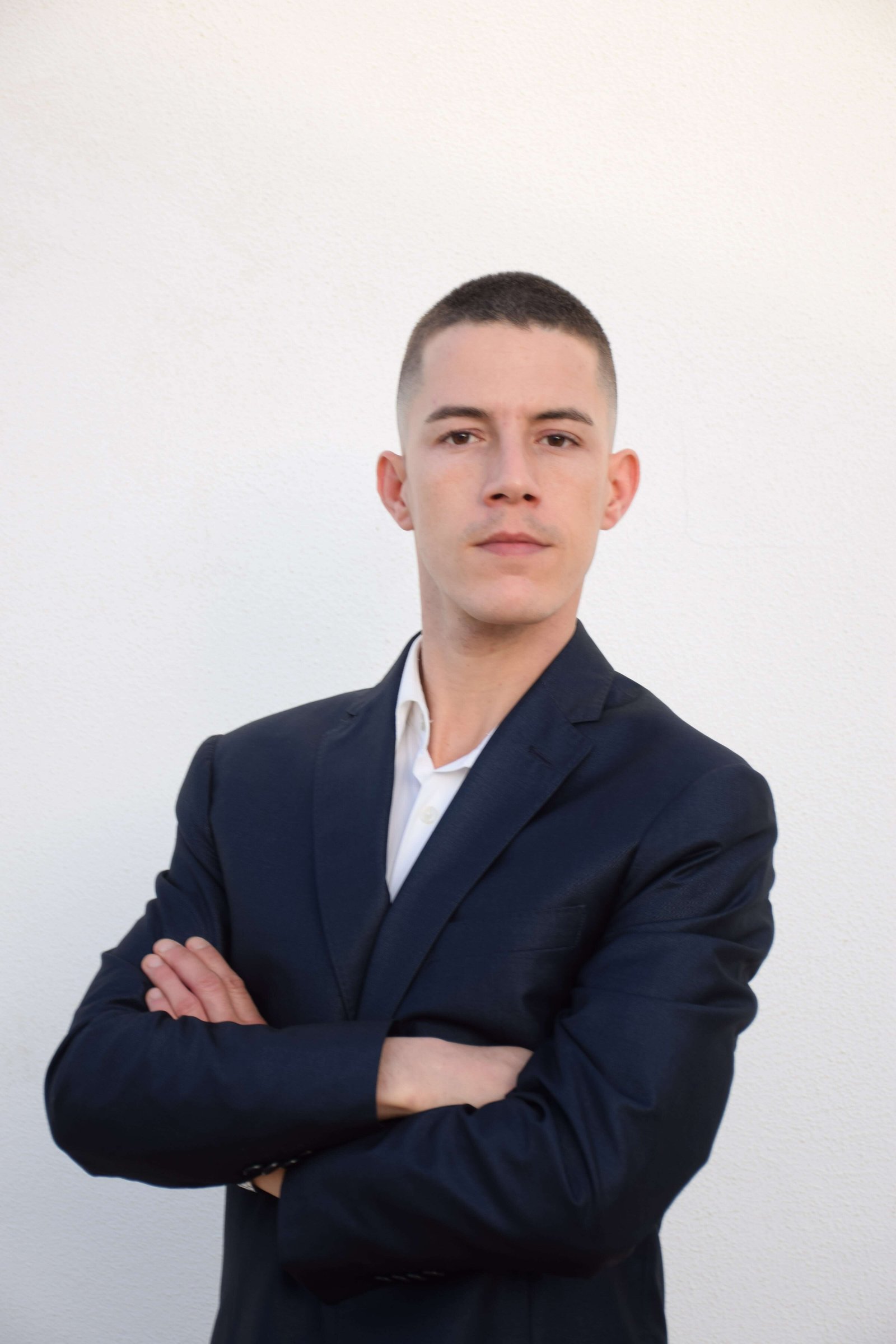 Profile picture of the web developer Rafael Xavier, wearing a suit on a white background